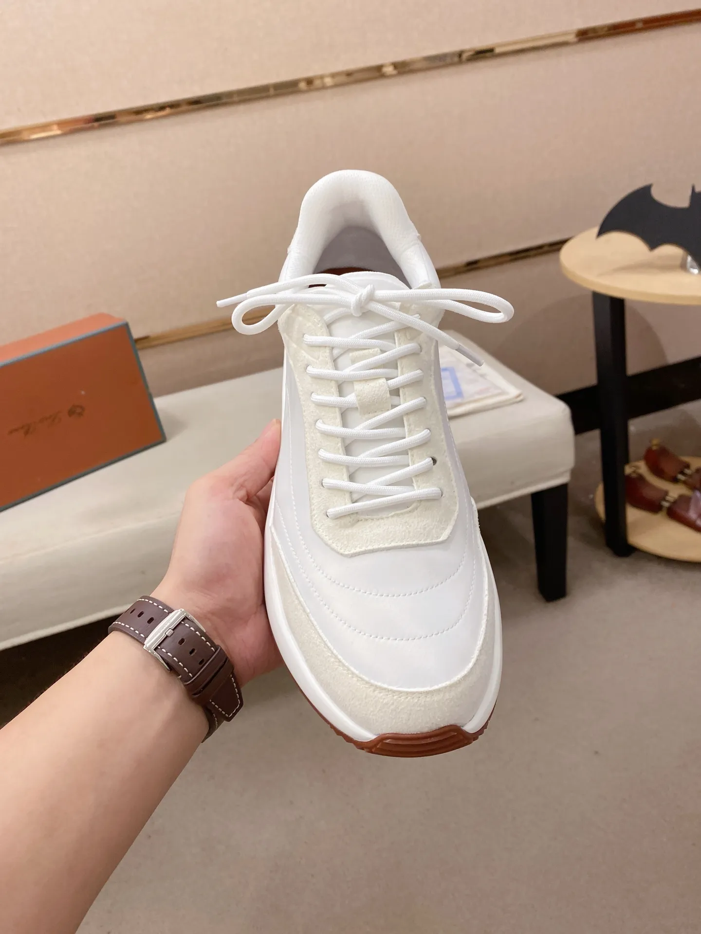 Men's shoes 💰: 462💰🔥𝐥𝐨𝐫𝐨 𝐏𝐢𝐚𝐧𝐚 lp classic loafers, an Italian treasure brand, the only brand that can match Hermès! Only after wearing it do we realize that we can’t live up to our feet. The upper is made of imported first-layer cowhide with breathable fabrics, water-dyed cowhide foot pads, and the official original glass rubber outsole and pendant. Exclusive original packaging (tag ➕ brand paper ➕ outer box ➕ hand bag) code number: 38-44. Can be customized 45-46